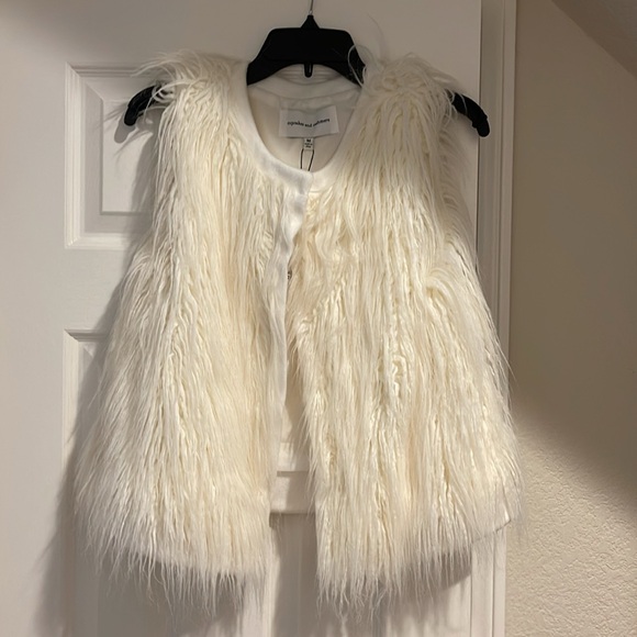 cupcakes & cashmere Jackets & Blazers - Cupcakes and cashmere winter white faux fur vest